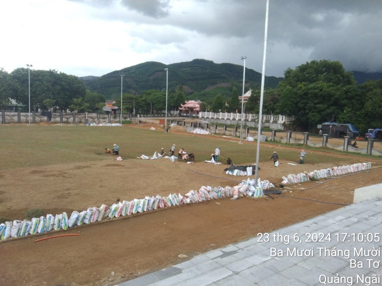 Trồng cây xanh và thảm cỏ sân bóng tại Sân vận động huyện Ba Tơ 